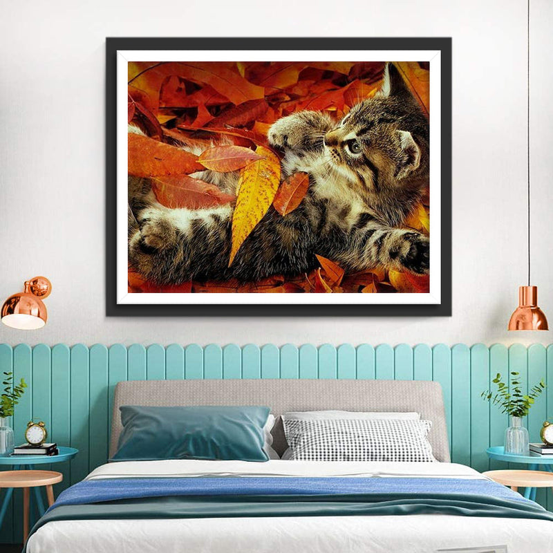 Chaton Roulant et Jouant avec des Feuilles d&