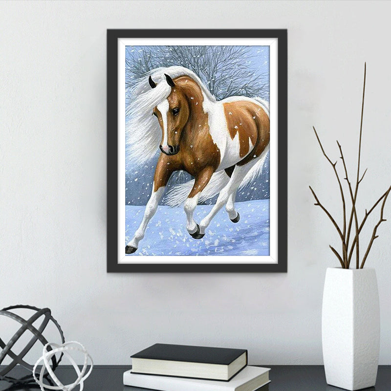 Cheval à la Crinière Blanche et Longue dans la Neige Broderie Diamant