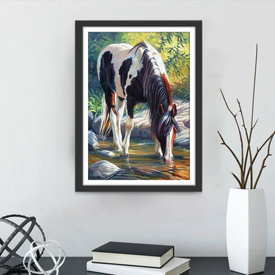 Cheval Blanc et Noir Buvant Broderie Diamant