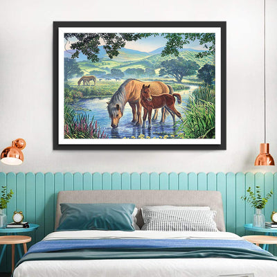 Cheval et Poulain Buvant Broderie Diamant