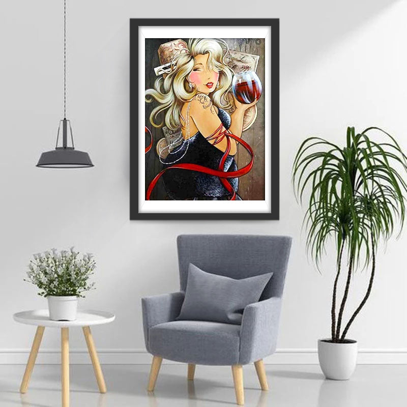 Dame Blonde en Robe Noire Broderie Diamant