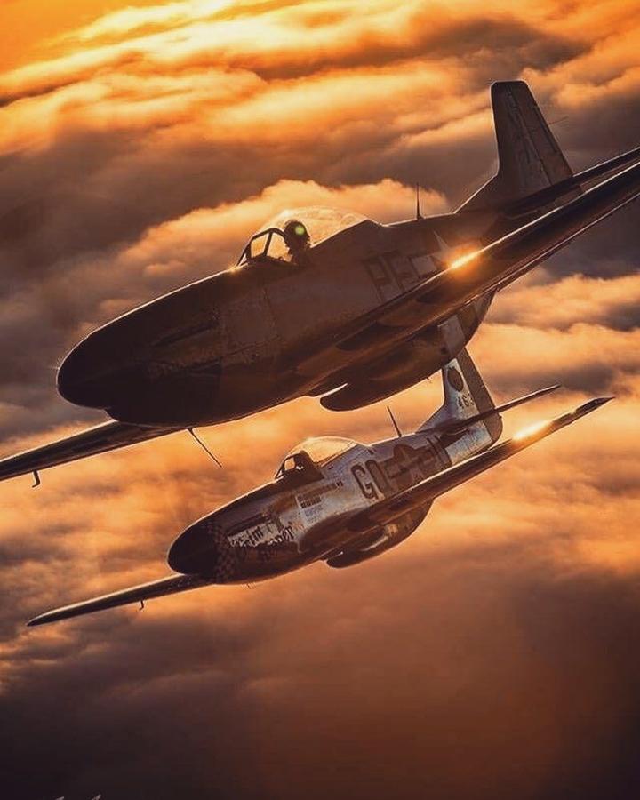 Deux Avions de Chasse en Vol Broderie Diamant