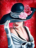 Femme Elégante avec un Chapeau de Rose Broderie Diamant