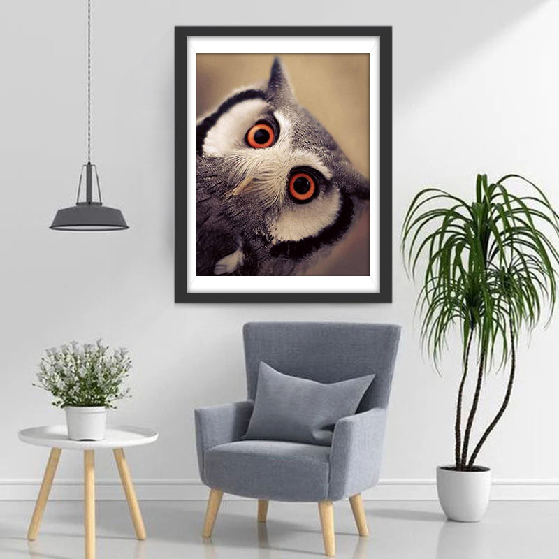 Hibou à Tête Inclinée aux Yeux Rouges Broderie Diamant