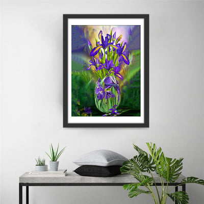 Iris Pourpres dans le Vase de Verre Broderie Diamant
