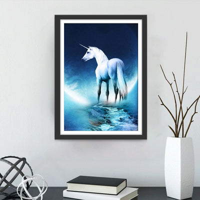 Licorne Blanche Elégante et la Lune Claire Broderie Diamant