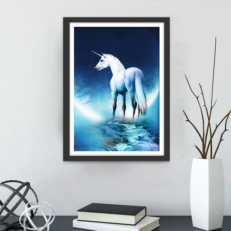 Licorne Blanche Elégante et la Lune Claire Broderie Diamant