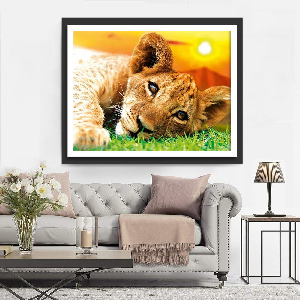 Lionceau Allongé sur la Pelouse Broderie Diamant