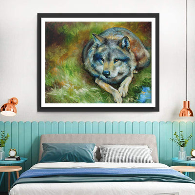 Loup Allongé sur la Pelouse Broderie Diamant