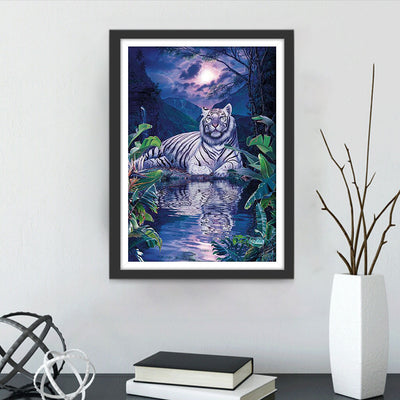 Tigre Blanc au Bord de l'Etang Broderie Diamant